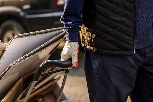 포토 JPG 주간 손 할아버지 노년 남자 거리 한명 근접촬영 야외 앞모습 실버라이프 수레 한국인 잡기 70대 경제활동 고령화 독거노인 목장갑 폐지수집 노인남자한명만 국내포토 자연요소 1 라이프스타일 뷰포인트 장갑 모션 사람 동양인 성인 신체부위 경제 카트 수집 사회이슈 남자한명만 노인남자만 파일형식