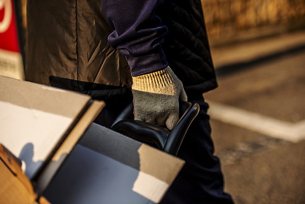 포토 JPG 주간 손 할아버지 노년 남자 거리 한명 근접촬영 야외 앞모습 실버라이프 수레 한국인 잡기 70대 경제활동 고령화 독거노인 목장갑 폐지수집 노인남자한명만 국내포토 자연요소 1 라이프스타일 뷰포인트 장갑 모션 사람 동양인 성인 신체부위 경제 카트 수집 사회이슈 남자한명만 노인남자만 파일형식