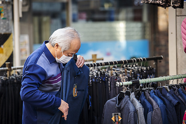 포토 JPG 주간 옷 할아버지 노년 남자 마스크 한명 서기 들기 상반신 야외 옆모습 실버라이프 쇼핑 한국인 시장 옷가게 70대 경제활동 고령화 독거노인 노인남자한명만 국내포토 자연요소 1 라이프스타일 뷰포인트 모션 사람 동양인 성인 경제 상점 사회이슈 남자한명만 노인남자만 파일형식