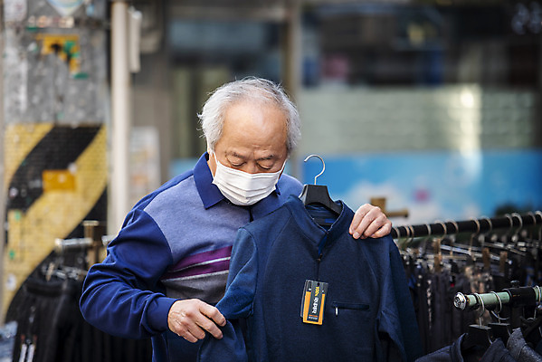 포토 JPG 주간 옷 할아버지 노년 남자 마스크 한명 서기 들기 상반신 야외 옆모습 실버라이프 쇼핑 한국인 시장 옷가게 70대 경제활동 고령화 독거노인 노인남자한명만 국내포토 자연요소 1 라이프스타일 뷰포인트 모션 사람 동양인 성인 경제 상점 사회이슈 남자한명만 노인남자만 파일형식