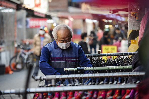 포토 JPG 주간 옷 할아버지 노년 남자 마스크 한명 서기 상반신 야외 앞모습 실버라이프 쇼핑 한국인 시장 옷가게 70대 경제활동 고령화 독거노인 국내포토 자연요소 1 라이프스타일 뷰포인트 모션 사람 동양인 성인 경제 상점 사회이슈 파일형식