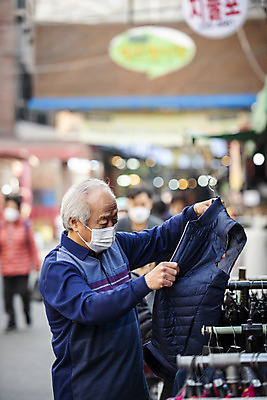 포토 JPG 주간 응시 옷 할아버지 노년 남자 마스크 한명 서기 들기 상반신 야외 옆모습 실버라이프 쇼핑 한국인 조끼 시장 옷가게 70대 경제활동 고령화 독거노인 노인남자한명만 국내포토 자연요소 1 라이프스타일 시선 뷰포인트 모션 사람 동양인 성인 경제 상점 외투 사회이슈 남자한명만 노인남자만 파일형식