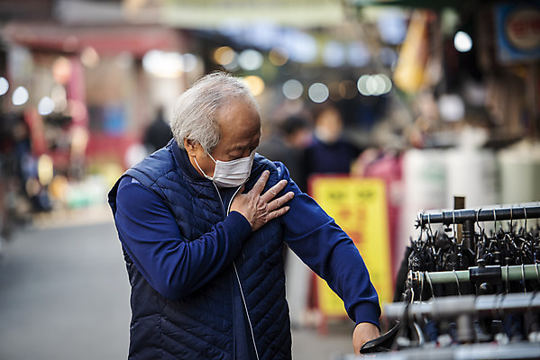 포토 JPG 주간 옷 할아버지 노년 남자 마스크 한명 서기 상반신 야외 앞모습 실버라이프 쇼핑 한국인 시장 옷가게 70대 경제활동 고령화 독거노인 노인남자한명만 국내포토 자연요소 1 라이프스타일 뷰포인트 모션 사람 동양인 성인 경제 상점 사회이슈 남자한명만 노인남자만 파일형식