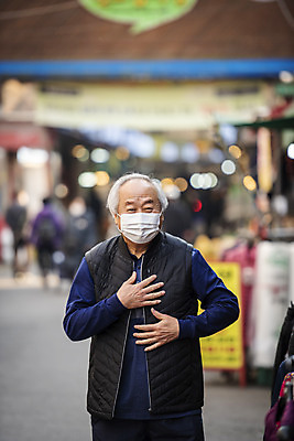 포토 JPG 주간 옷 할아버지 노년 남자 마스크 한명 서기 상반신 야외 앞모습 실버라이프 쇼핑 한국인 조끼 시장 만족 옷가게 70대 경제활동 고령화 독거노인 노인남자한명만 국내포토 자연요소 1 라이프스타일 감정 뷰포인트 모션 사람 동양인 성인 경제 상점 외투 사회이슈 남자한명만 노인남자만 파일형식