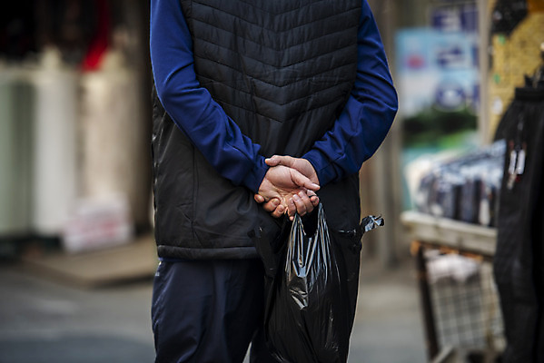 포토 JPG 주간 할아버지 노년 남자 한명 들기 상반신 야외 뒷모습 실버라이프 한국인 시장 뒷짐 70대 고령화 독거노인 노인남자한명만 국내포토 자연요소 1 라이프스타일 뷰포인트 모션 사람 동양인 성인 사회이슈 남자한명만 노인남자만 파일형식