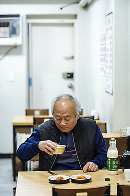 포토 JPG 주간 할아버지 노년 남자 실내 한명 들기 앉기 상반신 앞모습 실버라이프 식당 식사 한국인 70대 막걸리 경제활동 고령화 독거노인 반주 노인남자한명만 막걸리잔 국내포토 자연요소 1 라이프스타일 뷰포인트 술잔 모션 주류 사람 동양인 성인 내부 경제 상점 사회이슈 남자한명만 노인남자만 파일형식