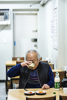 포토 JPG 주간 할아버지 노년 남자 실내 한명 들기 앉기 상반신 앞모습 실버라이프 식당 식사 한국인 마시기 70대 막걸리 경제활동 고령화 독거노인 반주 노인남자한명만 막걸리잔 국내포토 자연요소 1 라이프스타일 뷰포인트 술잔 모션 주류 사람 동양인 성인 내부 경제 상점 사회이슈 남자한명만 노인남자만 파일형식