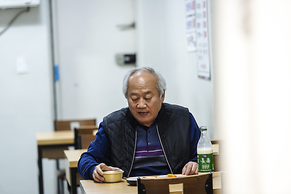 포토 JPG 주간 할아버지 노년 남자 실내 한명 앉기 상반신 앞모습 실버라이프 식당 식사 한국인 잡기 70대 막걸리 경제활동 고령화 독거노인 반주 노인남자한명만 막걸리잔 국내포토 자연요소 1 라이프스타일 뷰포인트 술잔 모션 주류 사람 동양인 성인 내부 경제 상점 사회이슈 남자한명만 노인남자만 파일형식