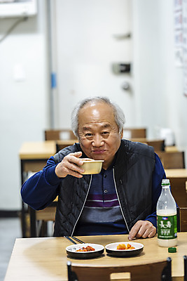 포토 JPG 주간 응시 할아버지 노년 남자 실내 한명 들기 앉기 상반신 앞모습 실버라이프 식당 식사 한국인 70대 막걸리 경제활동 고령화 독거노인 반주 노인남자한명만 막걸리잔 국내포토 자연요소 1 라이프스타일 시선 뷰포인트 술잔 모션 주류 사람 동양인 성인 내부 경제 상점 사회이슈 남자한명만 노인남자만 파일형식