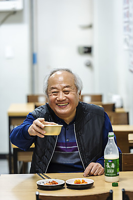 포토 JPG 주간 할아버지 노년 남자 실내 한명 웃음 들기 앉기 상반신 앞모습 실버라이프 식당 식사 한국인 70대 막걸리 경제활동 고령화 독거노인 반주 노인남자한명만 막걸리잔 국내포토 자연요소 1 라이프스타일 뷰포인트 술잔 모션 주류 표정 사람 동양인 성인 내부 경제 상점 사회이슈 남자한명만 노인남자만 파일형식