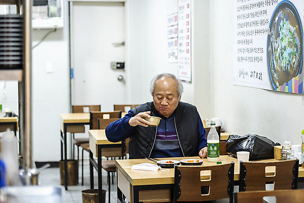 포토 JPG 주간 할아버지 노년 남자 실내 한명 들기 앉기 상반신 앞모습 실버라이프 식당 한국인 70대 막걸리 경제활동 고령화 독거노인 반주 노인남자한명만 막걸리잔 국내포토 자연요소 1 라이프스타일 뷰포인트 술잔 모션 주류 사람 동양인 성인 내부 경제 상점 사회이슈 남자한명만 노인남자만 파일형식