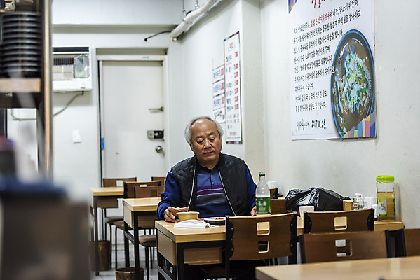포토 JPG 주간 할아버지 노년 남자 실내 한명 앉기 상반신 앞모습 실버라이프 식당 한국인 70대 막걸리 경제활동 고령화 독거노인 반주 노인남자한명만 국내포토 자연요소 1 라이프스타일 뷰포인트 모션 주류 사람 동양인 성인 내부 경제 상점 사회이슈 남자한명만 노인남자만 파일형식