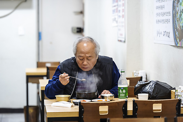 포토 JPG 주간 할아버지 노년 남자 실내 한명 들기 앉기 상반신 앞모습 실버라이프 식당 숟가락 식사 한국인 먹기 70대 막걸리 경제활동 고령화 독거노인 반주 해장국 노인남자한명만 국내포토 자연요소 1 라이프스타일 한식 뷰포인트 모션 주류 수저 사람 동양인 성인 내부 경제 상점 사회이슈 국 남자한명만 노인남자만 파일형식