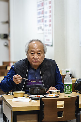 포토 JPG 주간 응시 할아버지 노년 남자 실내 한명 들기 앉기 상반신 앞모습 실버라이프 식당 숟가락 식사 한국인 먹기 70대 막걸리 경제활동 고령화 독거노인 반주 해장국 노인남자한명만 국내포토 자연요소 1 라이프스타일 시선 한식 뷰포인트 모션 주류 수저 사람 동양인 성인 내부 경제 상점 사회이슈 국 남자한명만 노인남자만 파일형식