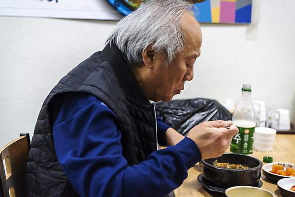 포토 JPG 주간 할아버지 노년 남자 실내 한명 들기 앉기 상반신 옆모습 실버라이프 식당 숟가락 식사 한국인 먹기 70대 막걸리 경제활동 고령화 독거노인 해장국 노인남자한명만 국내포토 자연요소 1 라이프스타일 한식 뷰포인트 모션 주류 수저 사람 동양인 성인 내부 경제 상점 사회이슈 국 남자한명만 노인남자만 파일형식