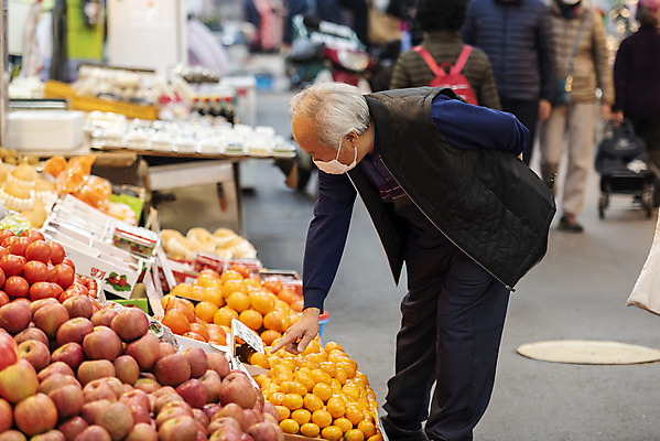 포토 JPG 주간 전신 할아버지 노년 남자 과일 마스크 한명 서기 야외 옆모습 실버라이프 한국인 시장 70대 경제활동 고령화 독거노인 국내포토 자연요소 1 라이프스타일 뷰포인트 모션 사람 동양인 성인 경제 사회이슈 파일형식