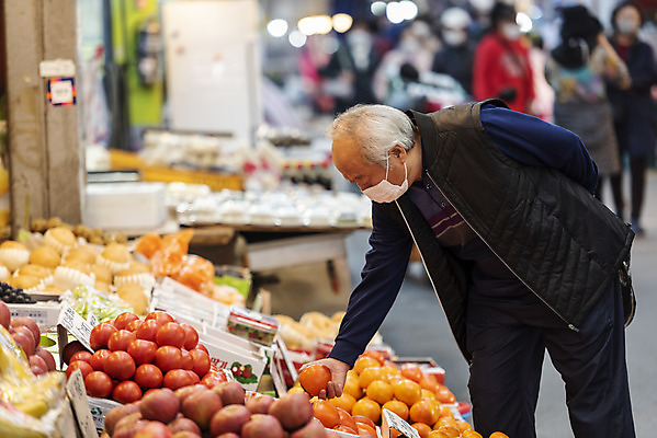 포토 JPG 주간 할아버지 노년 남자 과일 마스크 한명 서기 들기 상반신 야외 옆모습 실버라이프 한국인 시장 70대 경제활동 고령화 독거노인 국내포토 자연요소 1 라이프스타일 뷰포인트 모션 사람 동양인 성인 경제 사회이슈 파일형식