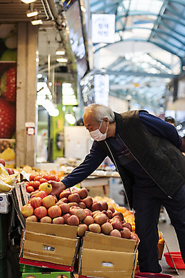 포토 JPG 주간 전신 할아버지 노년 남자 과일 마스크 한명 서기 들기 야외 옆모습 실버라이프 한국인 시장 70대 경제활동 고령화 독거노인 노인남자한명만 국내포토 자연요소 1 라이프스타일 뷰포인트 모션 사람 동양인 성인 경제 사회이슈 남자한명만 노인남자만 파일형식