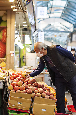 포토 JPG 주간 전신 할아버지 노년 남자 과일 마스크 한명 서기 들기 야외 옆모습 실버라이프 한국인 시장 70대 경제활동 고령화 독거노인 노인남자한명만 국내포토 자연요소 1 라이프스타일 뷰포인트 모션 사람 동양인 성인 경제 사회이슈 남자한명만 노인남자만 파일형식