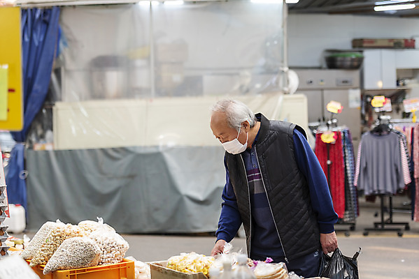 포토 JPG 주간 할아버지 노년 남자 마스크 한명 서기 들기 상반신 야외 옆모습 실버라이프 과자 한국인 시장 70대 경제활동 고령화 독거노인 노인남자한명만 국내포토 자연요소 1 라이프스타일 뷰포인트 모션 디저트 사람 동양인 성인 경제 사회이슈 남자한명만 노인남자만 파일형식