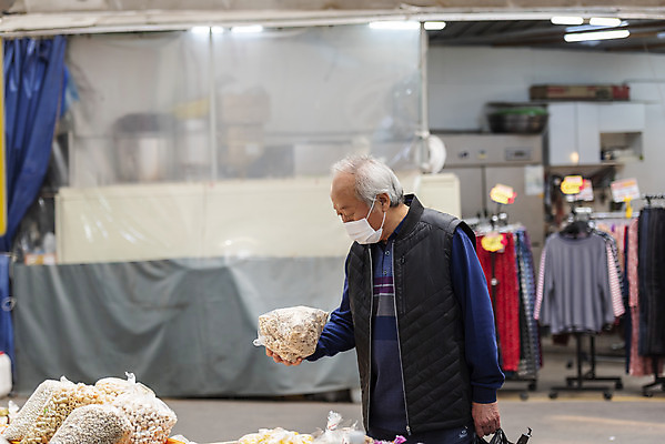 포토 JPG 주간 할아버지 노년 남자 마스크 한명 서기 들기 상반신 야외 옆모습 실버라이프 과자 한국인 시장 70대 경제활동 고령화 독거노인 노인남자한명만 국내포토 자연요소 1 라이프스타일 뷰포인트 모션 디저트 사람 동양인 성인 경제 사회이슈 남자한명만 노인남자만 파일형식
