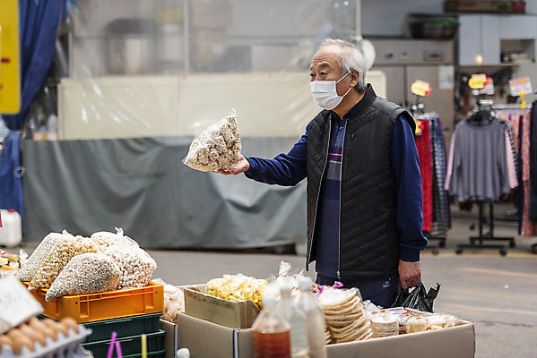포토 JPG 주간 할아버지 노년 남자 마스크 한명 서기 들기 상반신 야외 옆모습 실버라이프 과자 한국인 시장 70대 경제활동 고령화 독거노인 노인남자한명만 국내포토 자연요소 1 라이프스타일 뷰포인트 모션 디저트 사람 동양인 성인 경제 사회이슈 남자한명만 노인남자만 파일형식