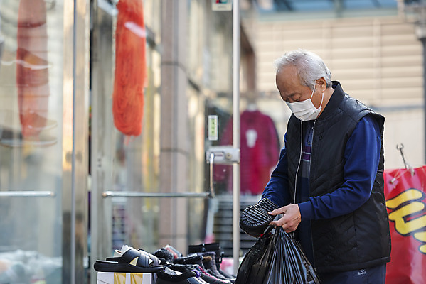 포토 JPG 주간 할아버지 노년 남자 신발 마스크 한명 서기 들기 상반신 야외 옆모습 실버라이프 쇼핑 한국인 시장 70대 경제활동 고령화 독거노인 노인남자한명만 국내포토 자연요소 1 라이프스타일 뷰포인트 모션 사람 동양인 성인 경제 사회이슈 남자한명만 노인남자만 파일형식
