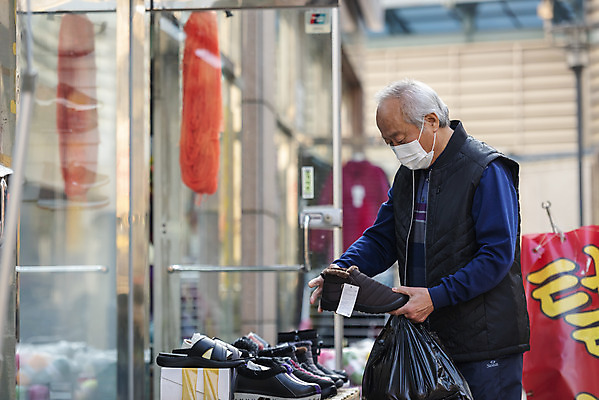 포토 JPG 주간 할아버지 노년 남자 신발 마스크 한명 서기 들기 상반신 야외 옆모습 실버라이프 쇼핑 한국인 시장 70대 경제활동 고령화 독거노인 노인남자한명만 국내포토 자연요소 1 라이프스타일 뷰포인트 모션 사람 동양인 성인 경제 사회이슈 남자한명만 노인남자만 파일형식