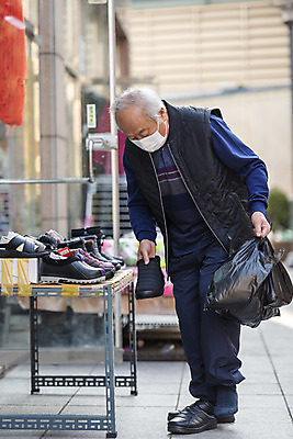 포토 JPG 주간 전신 할아버지 노년 남자 신발 마스크 한명 서기 들기 야외 옆모습 실버라이프 쇼핑 한국인 시장 70대 경제활동 고령화 독거노인 노인남자한명만 국내포토 자연요소 1 라이프스타일 뷰포인트 모션 사람 동양인 성인 경제 사회이슈 남자한명만 노인남자만 파일형식
