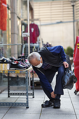 포토 JPG 주간 전신 할아버지 노년 남자 신발 마스크 한명 서기 들기 야외 앞모습 실버라이프 쇼핑 한국인 시장 70대 경제활동 고령화 독거노인 신발신기 노인남자한명만 국내포토 자연요소 1 라이프스타일 뷰포인트 모션 사람 동양인 성인 경제 사회이슈 남자한명만 노인남자만 파일형식