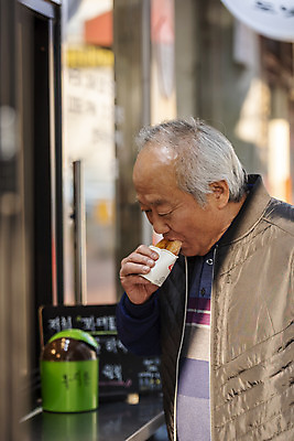 포토 JPG 주간 할아버지 노년 남자 디저트 한명 서기 들기 상반신 야외 옆모습 실버라이프 쇼핑 한국인 시장 먹기 70대 경제활동 고령화 꽈배기 독거노인 노인남자한명만 국내포토 자연요소 1 라이프스타일 음식 뷰포인트 모션 사람 동양인 성인 경제 사회이슈 남자한명만 노인남자만 파일형식