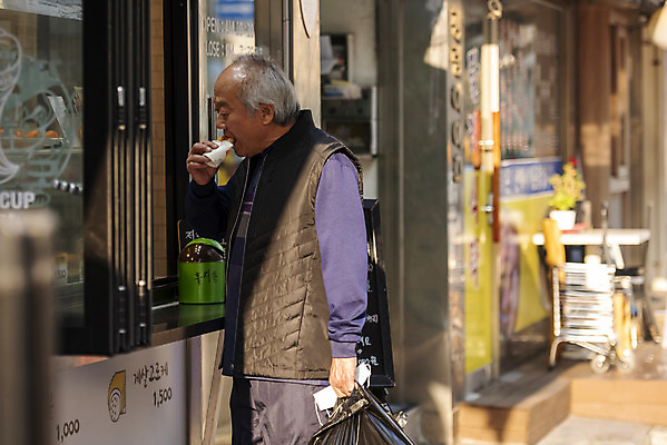 포토 JPG 주간 할아버지 노년 남자 디저트 한명 서기 들기 상반신 야외 옆모습 실버라이프 쇼핑 한국인 시장 먹기 70대 경제활동 고령화 꽈배기 독거노인 노인남자한명만 국내포토 자연요소 1 라이프스타일 음식 뷰포인트 모션 사람 동양인 성인 경제 사회이슈 남자한명만 노인남자만 파일형식
