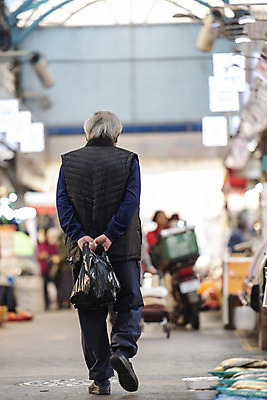포토 JPG 주간 전신 할아버지 노년 남자 한명 들기 야외 뒷모습 실버라이프 걷기 한국인 시장 뒷짐 70대 고령화 독거노인 노인남자한명만 국내포토 자연요소 1 라이프스타일 뷰포인트 모션 사람 동양인 성인 사회이슈 남자한명만 노인남자만 파일형식