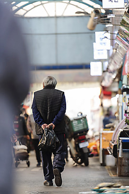 포토 JPG 주간 전신 할아버지 노년 남자 한명 들기 야외 뒷모습 실버라이프 걷기 한국인 시장 뒷짐 70대 고령화 독거노인 노인남자한명만 국내포토 자연요소 1 라이프스타일 뷰포인트 모션 사람 동양인 성인 사회이슈 남자한명만 노인남자만 파일형식