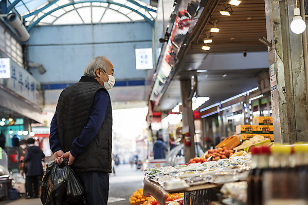 포토 JPG 주간 응시 할아버지 노년 남자 마스크 한명 서기 들기 상반신 야외 뒷모습 실버라이프 한국인 시장 뒷짐 70대 경제활동 고령화 독거노인 노인남자한명만 국내포토 자연요소 1 라이프스타일 시선 뷰포인트 모션 사람 동양인 성인 경제 사회이슈 남자한명만 노인남자만 파일형식