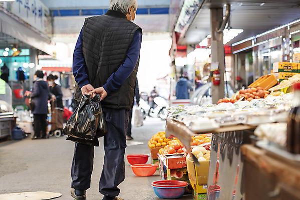 포토 JPG 주간 전신 응시 할아버지 노년 남자 한명 서기 들기 야외 뒷모습 실버라이프 한국인 시장 뒷짐 70대 경제활동 고령화 독거노인 노인남자한명만 국내포토 자연요소 1 라이프스타일 시선 뷰포인트 모션 사람 동양인 성인 경제 사회이슈 남자한명만 노인남자만 파일형식