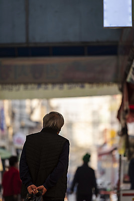 포토 JPG 주간 할아버지 노년 남자 한명 서기 들기 야외 뒷모습 아웃포커스 실버라이프 한국인 시장 뒷짐 70대 고령화 독거노인 노인남자한명만 국내포토 자연요소 1 라이프스타일 뷰포인트 모션 촬영기법 사람 동양인 성인 사회이슈 남자한명만 노인남자만 파일형식