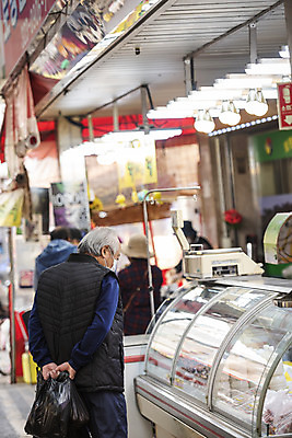 포토 JPG 주간 응시 할아버지 노년 남자 한명 서기 들기 야외 뒷모습 실버라이프 한국인 시장 뒷짐 70대 경제활동 고령화 독거노인 노인남자한명만 국내포토 자연요소 1 라이프스타일 시선 뷰포인트 모션 사람 동양인 성인 경제 사회이슈 남자한명만 노인남자만 파일형식