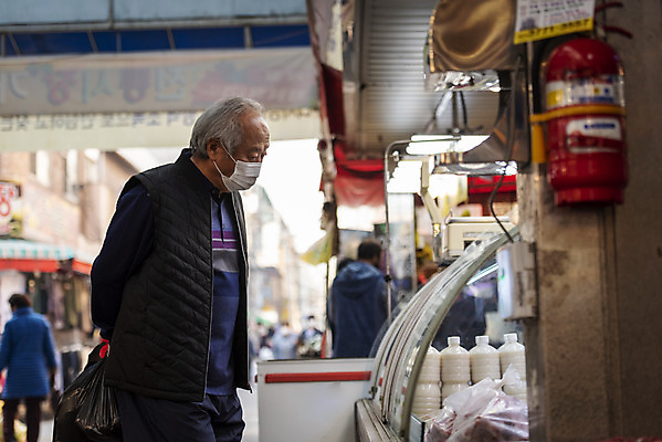 포토 JPG 주간 응시 할아버지 노년 남자 마스크 한명 서기 들기 야외 옆모습 실버라이프 한국인 시장 70대 경제활동 고령화 독거노인 노인남자한명만 국내포토 자연요소 1 라이프스타일 시선 뷰포인트 모션 사람 동양인 성인 경제 사회이슈 남자한명만 노인남자만 파일형식