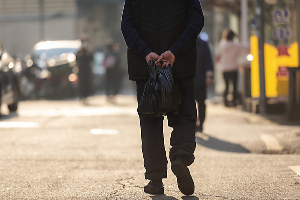 포토 JPG 주간 전신 할아버지 노년 남자 거리 한명 들기 야외 뒷모습 실버라이프 걷기 한국인 시장 뒷짐 70대 고령화 독거노인 노인남자한명만 국내포토 자연요소 1 라이프스타일 뷰포인트 모션 사람 동양인 성인 사회이슈 남자한명만 노인남자만 파일형식