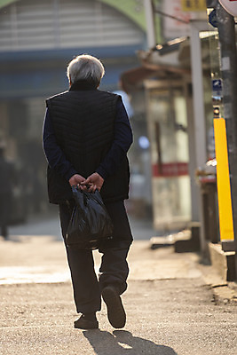 포토 JPG 주간 전신 할아버지 노년 남자 거리 한명 들기 야외 뒷모습 실버라이프 걷기 한국인 시장 뒷짐 70대 고령화 독거노인 노인남자한명만 국내포토 자연요소 1 라이프스타일 뷰포인트 모션 사람 동양인 성인 사회이슈 남자한명만 노인남자만 파일형식