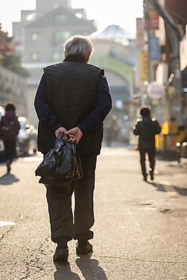 포토 JPG 주간 전신 할아버지 노년 남자 비닐봉투 거리 한명 들기 야외 뒷모습 실버라이프 걷기 한국인 시장 뒷짐 70대 고령화 독거노인 노인남자한명만 국내포토 자연요소 1 라이프스타일 뷰포인트 모션 봉투 사람 동양인 성인 사회이슈 남자한명만 노인남자만 파일형식