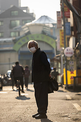 포토 JPG 주간 전신 할아버지 노년 남자 거리 마스크 한명 서기 들기 야외 옆모습 실버라이프 한국인 뒤돌아보기 시장 뒷짐 70대 고령화 독거노인 노인남자한명만 국내포토 자연요소 1 라이프스타일 뷰포인트 모션 사람 동양인 성인 사회이슈 남자한명만 노인남자만 파일형식
