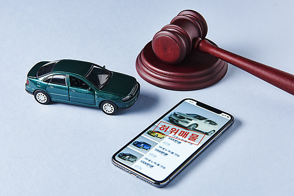 포토 JPG 스튜디오촬영 실내 사람없음 스마트폰 피해 속임수 범죄 파란배경 의사봉 자동차모형 중고차 중고거래 국내포토 백그라운드 자동차 내부 파란색 핸드폰 스마트기기 모형 거래 파일형식