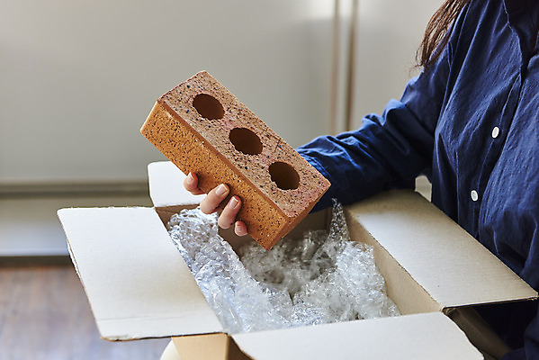 포토 JPG 여자 벽돌 실내 한명 들기 상반신 20대 성인 옆모습 상자 피해 한국인 속임수 범죄 성인여자한명만 중고거래 국내포토 1 뷰포인트 모션 사람 동양인 청년 내부 거래 여자한명만 성인여자만 파일형식