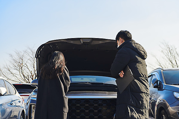 포토 JPG 주간 여자 남자 자동차 서기 상반신 20대 성인 야외 두명 뒷모습 피해 한국인 속임수 상인 고객 주차장 중고차 성인만 중고거래 국내포토 자연요소 육상교통 뷰포인트 모션 사람 동양인 청년 거래 파일형식