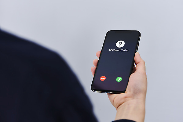 포토 JPG 스튜디오촬영 여자 회색배경 실내 한명 들기 상반신 20대 성인 뒷모습 스마트폰 피해 한국인 속임수 범죄 보이스피싱 성인여자한명만 국내포토 1 뷰포인트 백그라운드 모션 사람 동양인 청년 내부 핸드폰 스마트기기 회색 피싱 여자한명만 성인여자만 파일형식