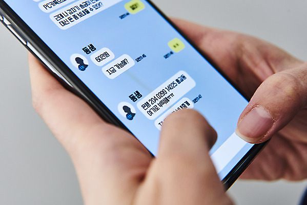 포토 JPG 스튜디오촬영 손 실내 들기 근접촬영 20대 신체부위 스마트폰 피해 속임수 범죄 흰배경 보이스피싱 국내포토 뷰포인트 백그라운드 모션 사람 청년 내부 핸드폰 스마트기기 흰색 피싱 파일형식