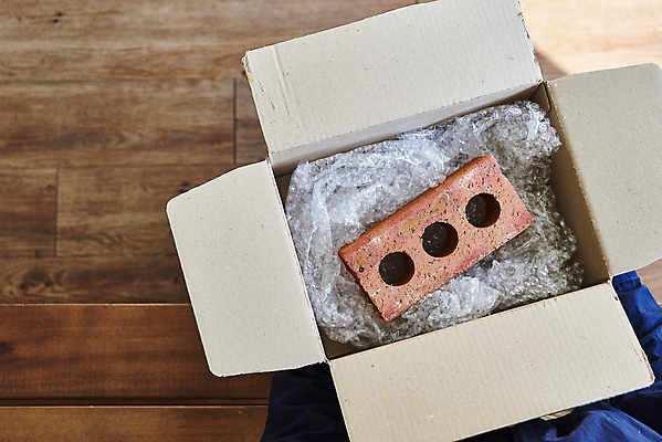 포토 JPG 여자 벽돌 실내 한명 20대 성인 앞모습 상자 하이앵글 피해 한국인 속임수 범죄 성인여자한명만 갈색배경 중고거래 국내포토 1 뷰포인트 백그라운드 사람 동양인 청년 내부 갈색 거래 여자한명만 성인여자만 파일형식