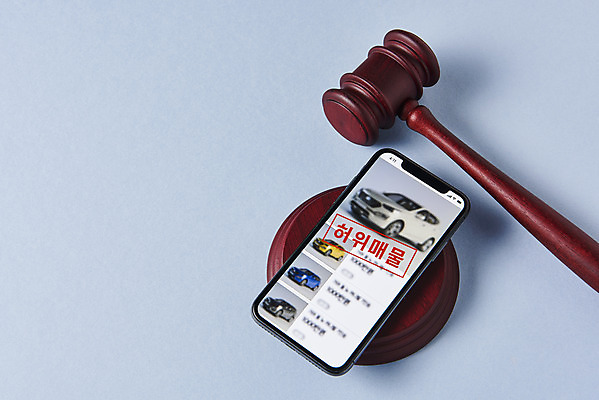 포토 JPG 스튜디오촬영 실내 사람없음 스마트폰 하이앵글 피해 속임수 범죄 파란배경 의사봉 중고차 중고거래 국내포토 뷰포인트 백그라운드 자동차 내부 파란색 핸드폰 스마트기기 거래 파일형식